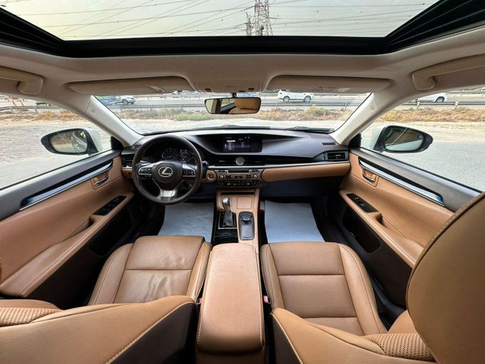 Подержанный Lexus ES 350 VI Рестайлинг, 3.5 л, 2018 в Дубае от Alzahiah Cars Серебристый цвет. GCC | AUTO.AE