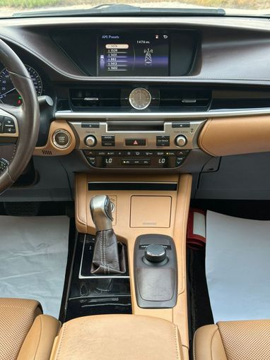 Подержанный Lexus ES 350 VI Рестайлинг, 3.5 л, 2018 в Дубае от Alzahiah Cars Серебристый цвет. GCC | AUTO.AE