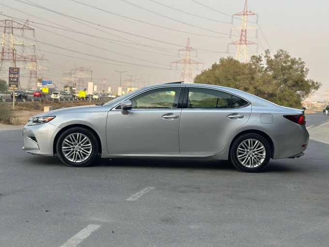 Подержанный Lexus ES 350 VI Рестайлинг, 3.5 л, 2018 в Дубае от Alzahiah Cars Серебристый цвет. GCC | AUTO.AE