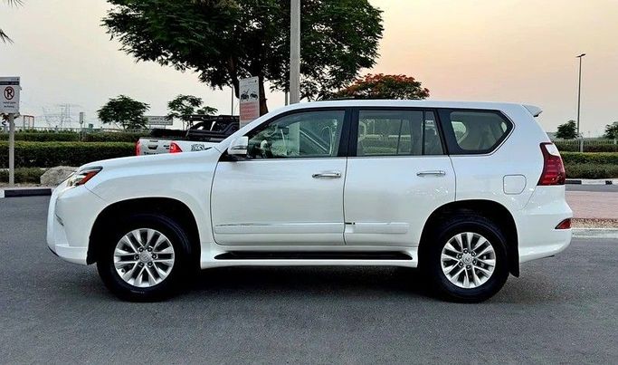 Used Lexus GX 460 II Facelift, 4.6 l, 2018 in Dubai by Q Motors, White color. GCC Specs | AUTO.AE