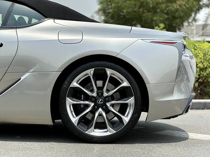 مستعملة Lexus LC 500 I, 5.0 l, 2023 في في دبي من Alta Class Motors، اللون فضي. مواصفات الخليج | AUTO.AE