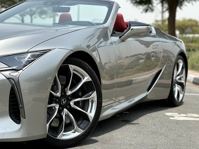 مستعملة Lexus LC 500 I, 5.0 l, 2023 في في دبي من Alta Class Motors، اللون فضي. مواصفات الخليج | AUTO.AE