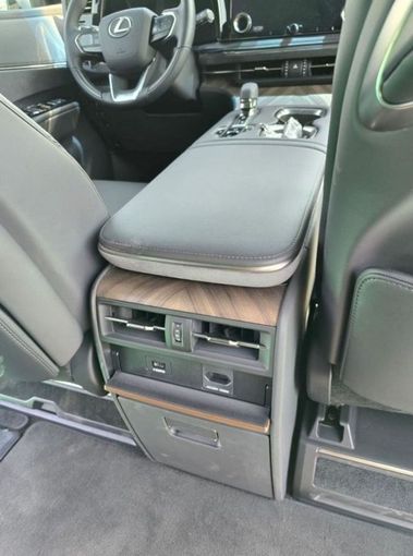Новый Lexus LM 350h II, 2.5 л, 2024 в Дубае от Mohamed Hakim Motors Черный цвет. Европейская | AUTO.AE