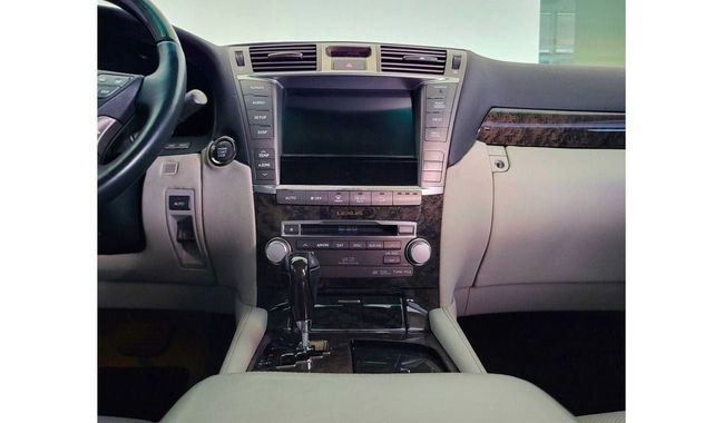 Подержанный Lexus LS 460 IV Рестайлинг, 4.6 л, 2012 в Дубае от Gulf Motors Серебристый цвет. Американская | AUTO.AE