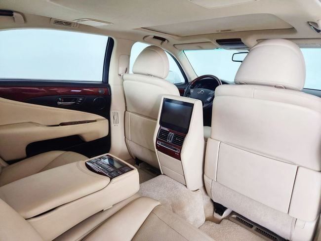 Used Lexus LS 600h L IV Facelift, 5.0 l, 2010 in Dubai by Gulf Motors, White color. GCC Specs | AUTO.AE