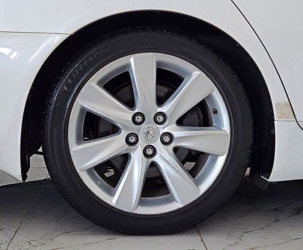 Used Lexus LS 600h L IV Facelift, 5.0 l, 2010 in Dubai by Gulf Motors, White color. GCC Specs | AUTO.AE