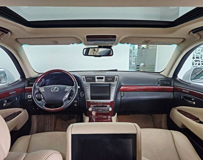 Used Lexus LS 600h L IV Facelift, 5.0 l, 2010 in Dubai by Gulf Motors, White color. GCC Specs | AUTO.AE