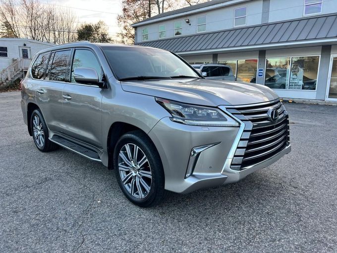 Подержанный Lexus LX 570 III Рестайлинг 2, 5.7 л, 2017 в Дубае от Best Time Motorcycles Серебристый цвет. Американская | AUTO.AE