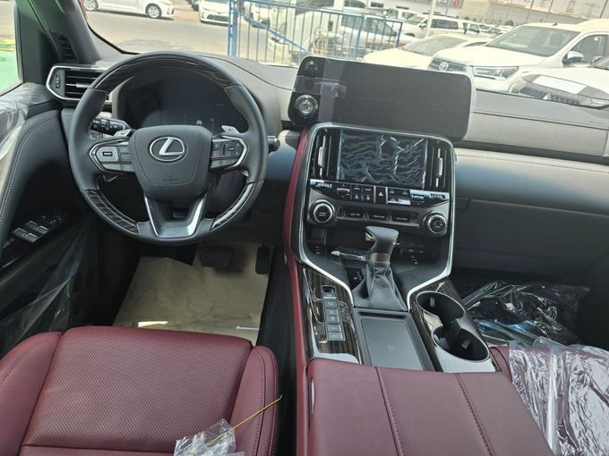 Новый Lexus LX 600 IV, 3.4 л, 2025 в Дубае от Mohamed Hakim Motors Черный цвет. GCC | AUTO.AE