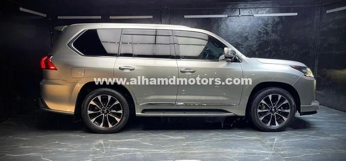 Подержанный Lexus LX 570 III Рестайлинг 2, 5.7 л, 2021 в Дубае от Alhamd Motors Золотистый цвет. Американская | AUTO.AE
