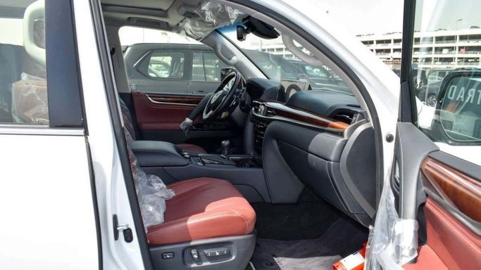 Used Lexus LX 570 III Facelift 2, 5.7 l, 2019 in Dubai by F7 Motors, White color. GCC Specs | AUTO.AE