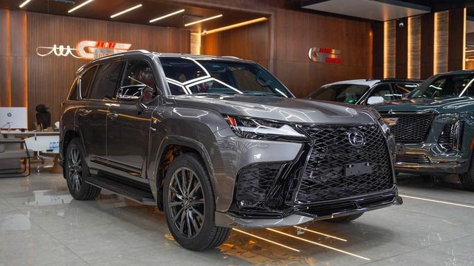 Новый Lexus LX 600 IV, 3.4 л, 2025 в Дубае от Najem Motors Серый цвет. GCC | AUTO.AE