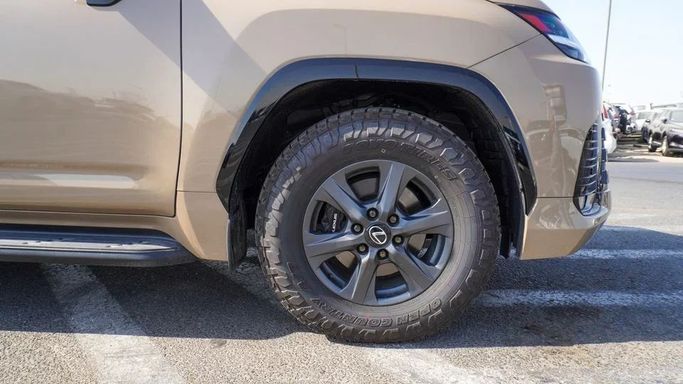 Новый Lexus LX 600 IV, 3.4 л, 2025 в Дубае от Najem Motors Бежевый цвет. GCC | AUTO.AE