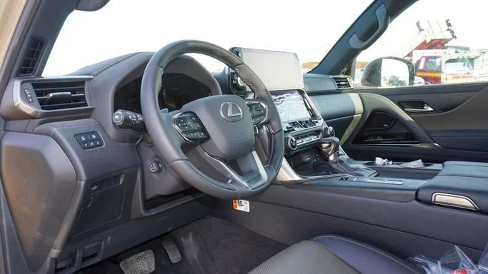 Новый Lexus LX 600 IV, 3.4 л, 2025 в Дубае от Najem Motors Бежевый цвет. GCC | AUTO.AE