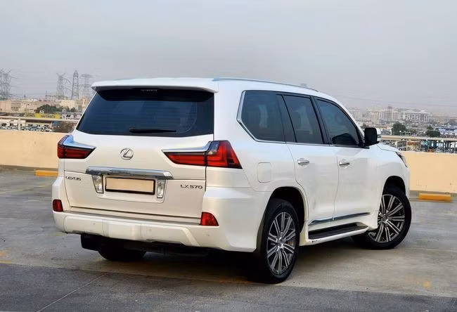 Подержанный Lexus LX 570 III Рестайлинг 2, 5.7 л, 2017 в Дубае от Gulf Motors Белый цвет. GCC | AUTO.AE