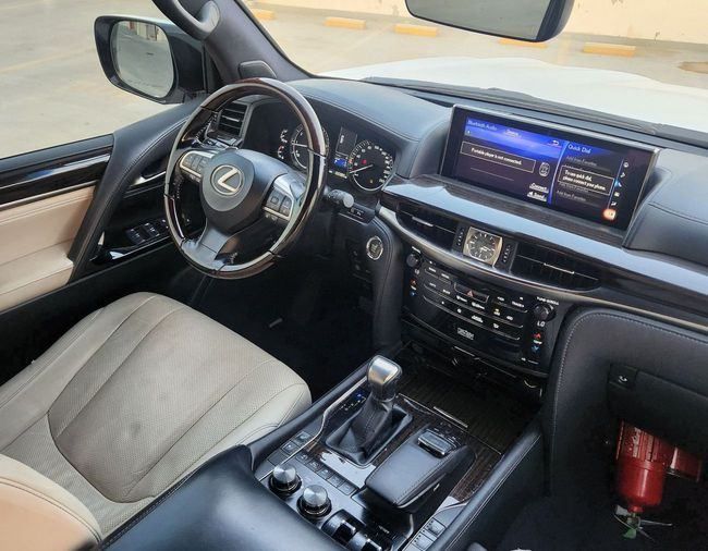 Подержанный Lexus LX 570 III Рестайлинг 2, 5.7 л, 2017 в Дубае от Gulf Motors Белый цвет. GCC | AUTO.AE