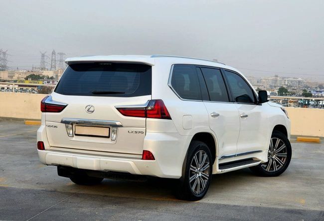 Подержанный Lexus LX 570 III Рестайлинг 2, 5.7 л, 2017 в Дубае от Gulf Motors Белый цвет. GCC | AUTO.AE