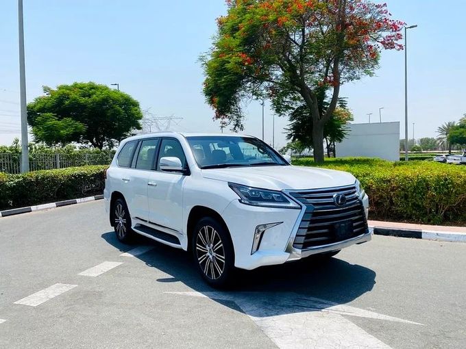 Подержанный Lexus LX 570 III Рестайлинг 2, 5.7 л, 2019 в Дубае от Formula Motors Белый цвет. GCC | AUTO.AE
