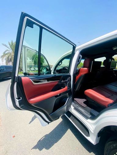 Подержанный Lexus LX 570 III Рестайлинг 2, 5.7 л, 2019 в Дубае от Formula Motors Белый цвет. GCC | AUTO.AE