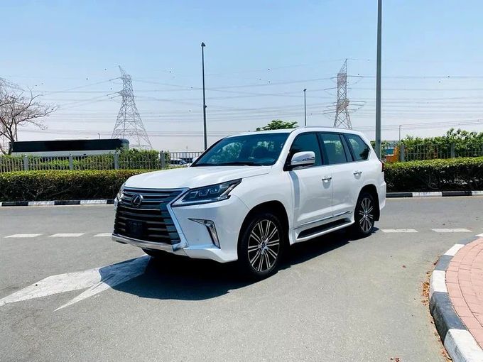 Подержанный Lexus LX 570 III Рестайлинг 2, 5.7 л, 2019 в Дубае от Formula Motors Белый цвет. GCC | AUTO.AE