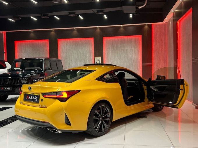 Подержанный Lexus RC 350 I Рестайлинг, 3.5 л, 2023 в Дубае от A Class Motors Желтый цвет.  | AUTO.AE