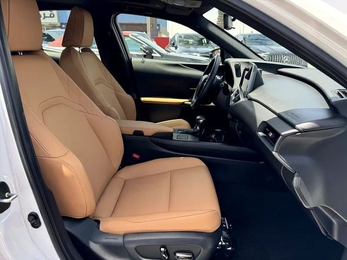 Подержанный Lexus UX 200 I, 2.0 л, 2023 в Дубае от Nice Cars Motos Белый цвет. GCC | AUTO.AE