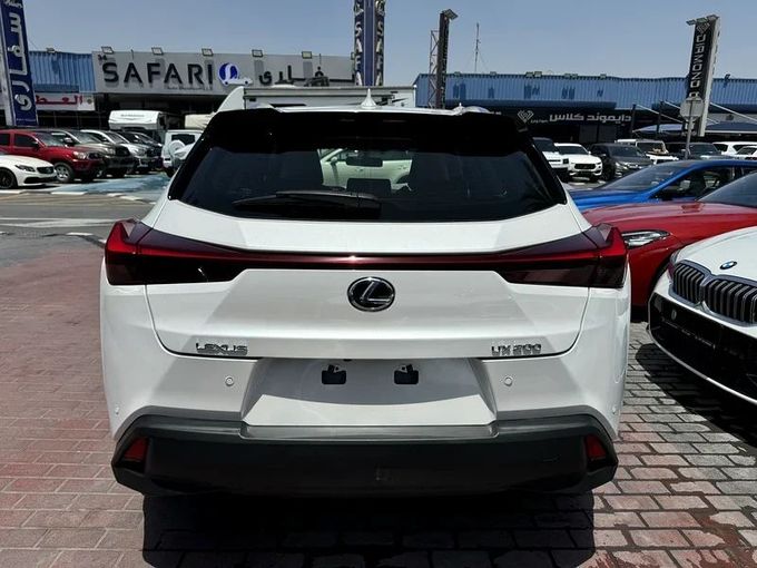 Подержанный Lexus UX 200 I, 2.0 л, 2023 в Дубае от Nice Cars Motos Белый цвет. GCC | AUTO.AE
