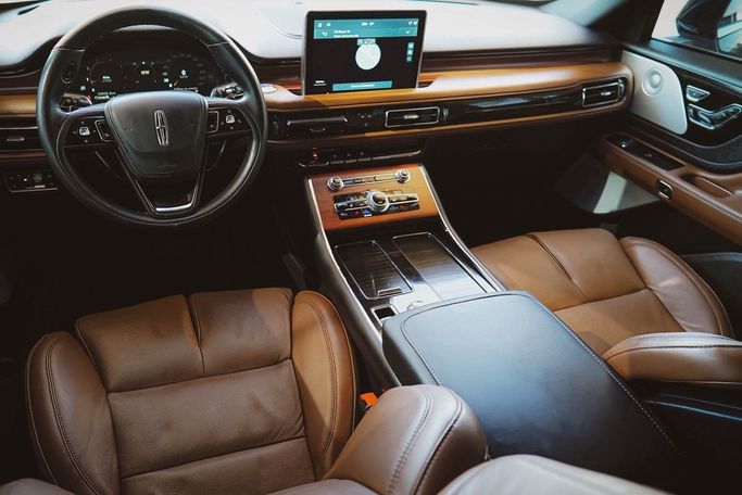 Подержанный Lincoln Aviator II, 3.0 л, 2023 в Дубае от Linda Cars Серый цвет. GCC | AUTO.AE