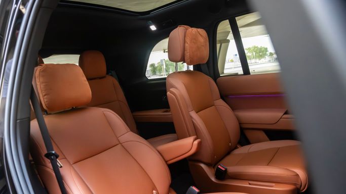 LiXiang L9, 2024 внедорожник 5 дв. бизнес класса в Дубае от AVA car rental черный цвет | AUTO.AE