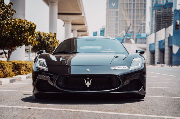 Maserati MC20, 2023 купе спорт класса в Дубае от POF RENTAL черный цвет | AUTO.AE