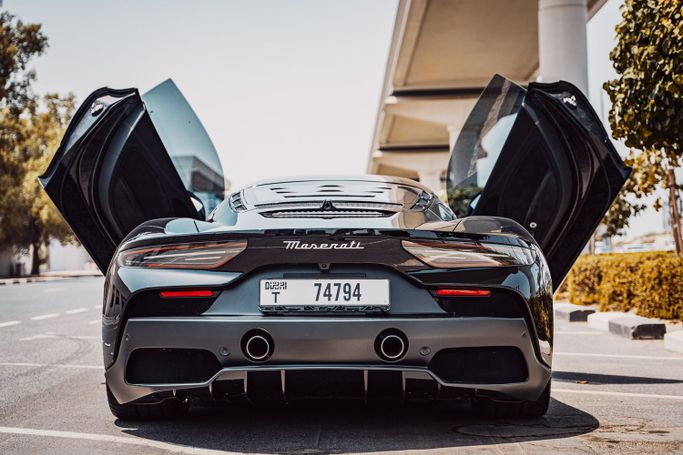 Maserati MC20, 2023 رياضي كوبيه للتأجير في في دبي من POF RENTAL، اللون أسود | AUTO.AE