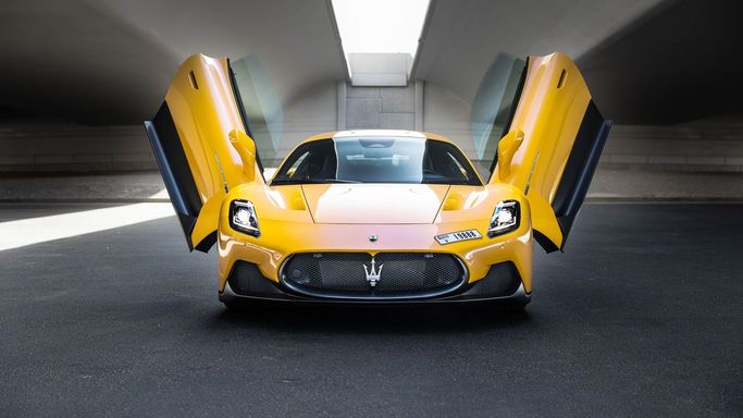 Maserati MC20, 2023 купе спорт класса в Дубае от AVA car rental желтый цвет | AUTO.AE
