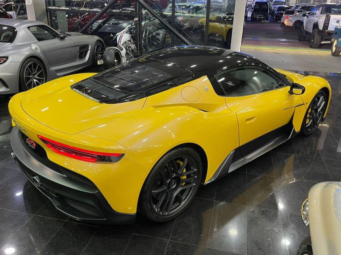 Подержанный Maserati MC20, 3.0 л, 2022 в Дубае от STAR COLLECTION LLC Желтый цвет. GCC | AUTO.AE