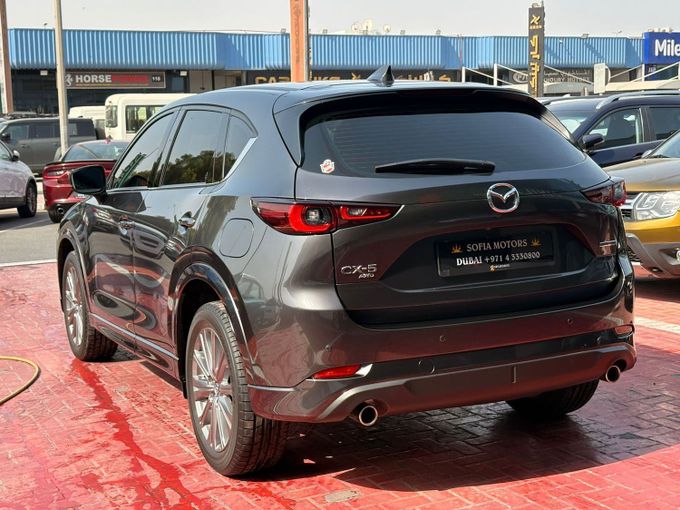 مستعملة Mazda CX-5 II تجميل الوجه, 2.5 l, 2025 في في دبي، اللون رمادي. مواصفات الخليج | AUTO.AE