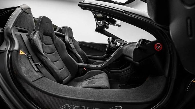 Подержанный McLaren 650S, 3.8 л, 2015 в Дубае от Al Ain Class Motors Черный цвет. GCC | AUTO.AE