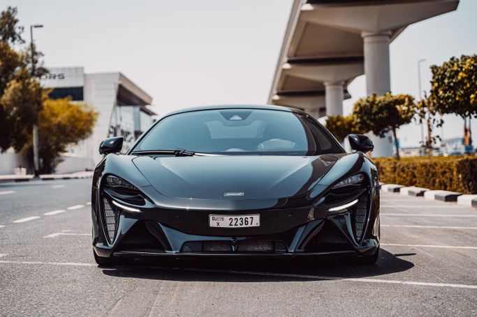 McLaren Artura, 2023 купе спорт класса в Дубае от POF RENTAL черный цвет | AUTO.AE