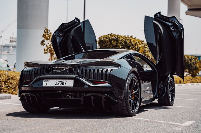 McLaren Artura, 2023 купе спорт класса в Дубае от POF RENTAL черный цвет | AUTO.AE