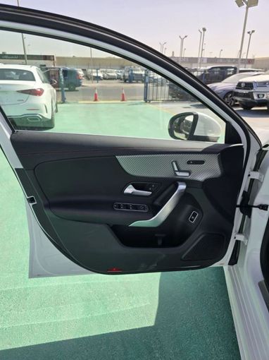 Новый Mercedes-Benz A-Class 200 Long IV (W177) Рестайлинг, 1.3 л, 2025 в Дубае от Mohamed Hakim Motors Белый цвет. Китайская | AUTO.AE