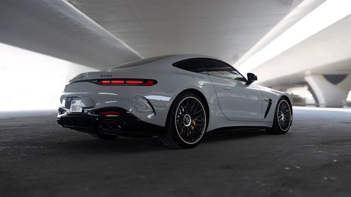 Mercedes-Benz AMG GT R I Рестайлинг, 2024 купе спорт класса в Дубае от AVA car rental серый цвет | AUTO.AE