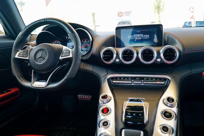 Подержанный Mercedes-Benz AMG GT S I, 4.0 л, 2016 в Дубае от Linda Cars Белый цвет. Японская | AUTO.AE