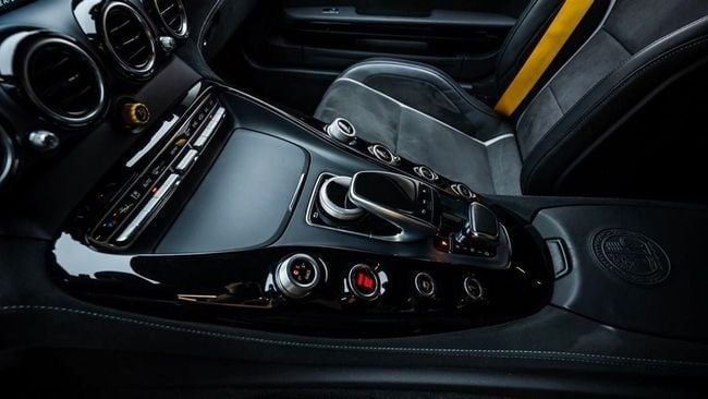 Used Mercedes-Benz AMG GT R I Facelift, 4.0 l, 2018 in Dubai by Al Ain Class Motors, Green color. European Specs | AUTO.AE