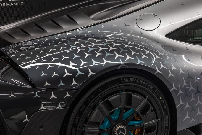 Новый Mercedes-Benz AMG ONE, 1.6 л, 2023 в Дубае от PUPIL OF FATE MOTORS Серебристый цвет. Европейская | AUTO.AE