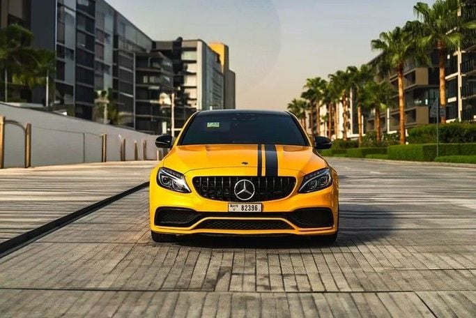 Подержанный Mercedes-Benz C-Class AMG 63 AMG S IV (W205), 4.0 л, 2015 в Дубае от Shamil Motors Желтый цвет. Японская | AUTO.AE