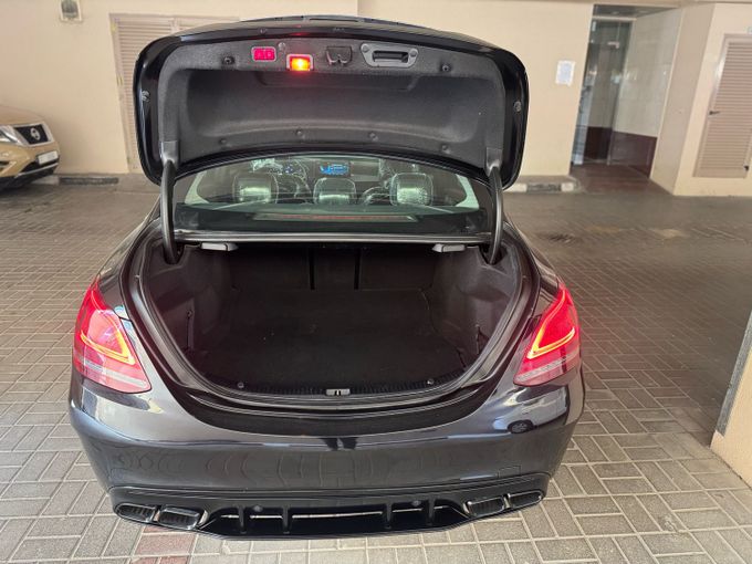 مستعملة Mercedes-Benz C-Class 200 عملية شد الوجه IV (W205), 2.0 l, 2020 في في دبي، اللون أسود. مواصفات الخليج | AUTO.AE