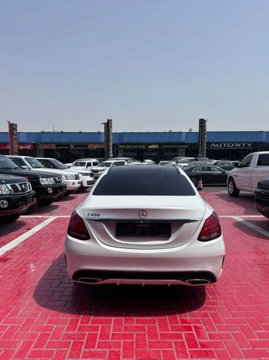 Подержанный Mercedes-Benz C-Class 200 IV (W205), 2.0 л, 2016 в Дубае от Lahbab Motors Белый цвет. GCC | AUTO.AE