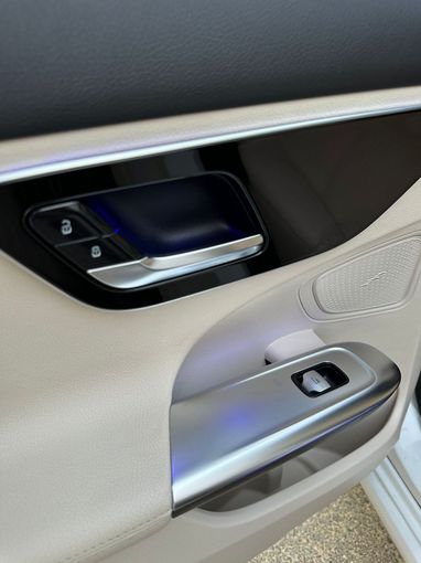 Подержанный Mercedes-Benz C-Class 300 V (W206), 2.0 л, 2022 в Дубае от Alzahiah Cars Белый цвет. Американская | AUTO.AE