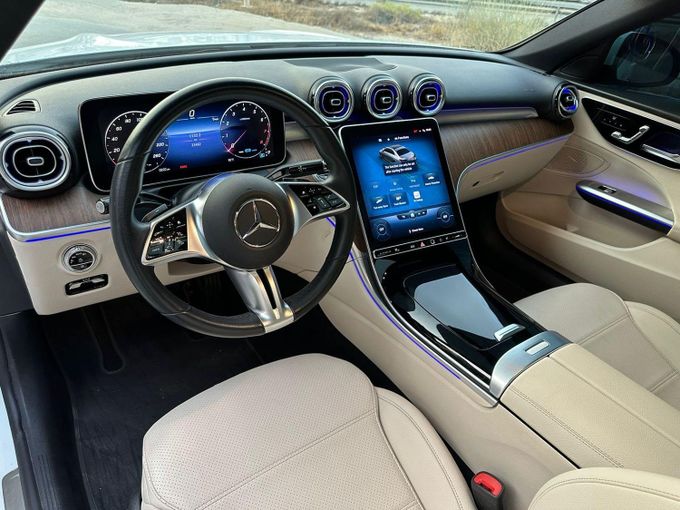 Подержанный Mercedes-Benz C-Class 300 V (W206), 2.0 л, 2022 в Дубае от Alzahiah Cars Белый цвет. Американская | AUTO.AE