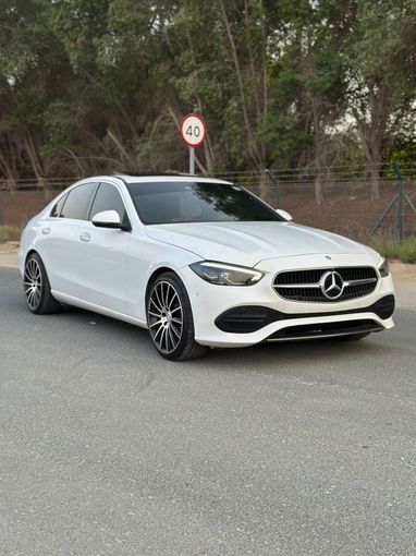 Подержанный Mercedes-Benz C-Class 300 V (W206), 2.0 л, 2022 в Дубае от Alzahiah Cars Белый цвет. Американская | AUTO.AE