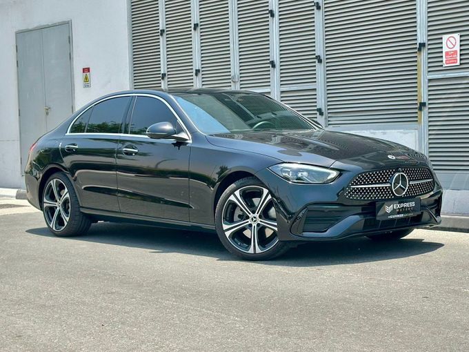 Подержанный Mercedes-Benz C-Class 300 V (W206), 2.0 л, 2023 в Дубае от Express Motors Черный цвет. Корейская | AUTO.AE
