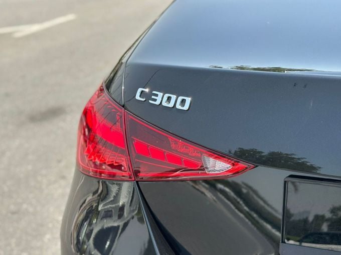 Подержанный Mercedes-Benz C-Class 300 V (W206), 2.0 л, 2023 в Дубае от Express Motors Черный цвет. Корейская | AUTO.AE